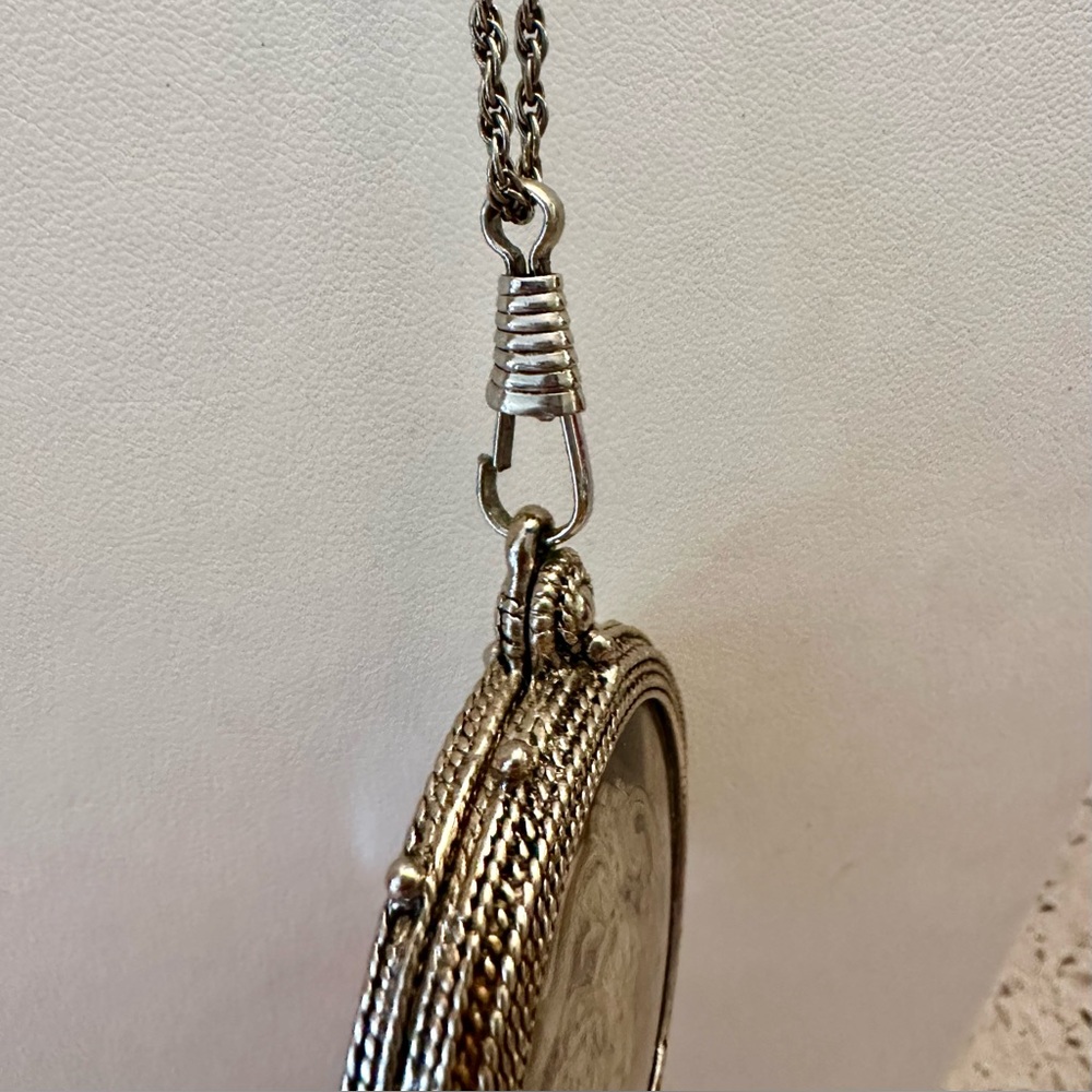 Vintage locket pendant necklace in silver tone - Picture 8 of 13